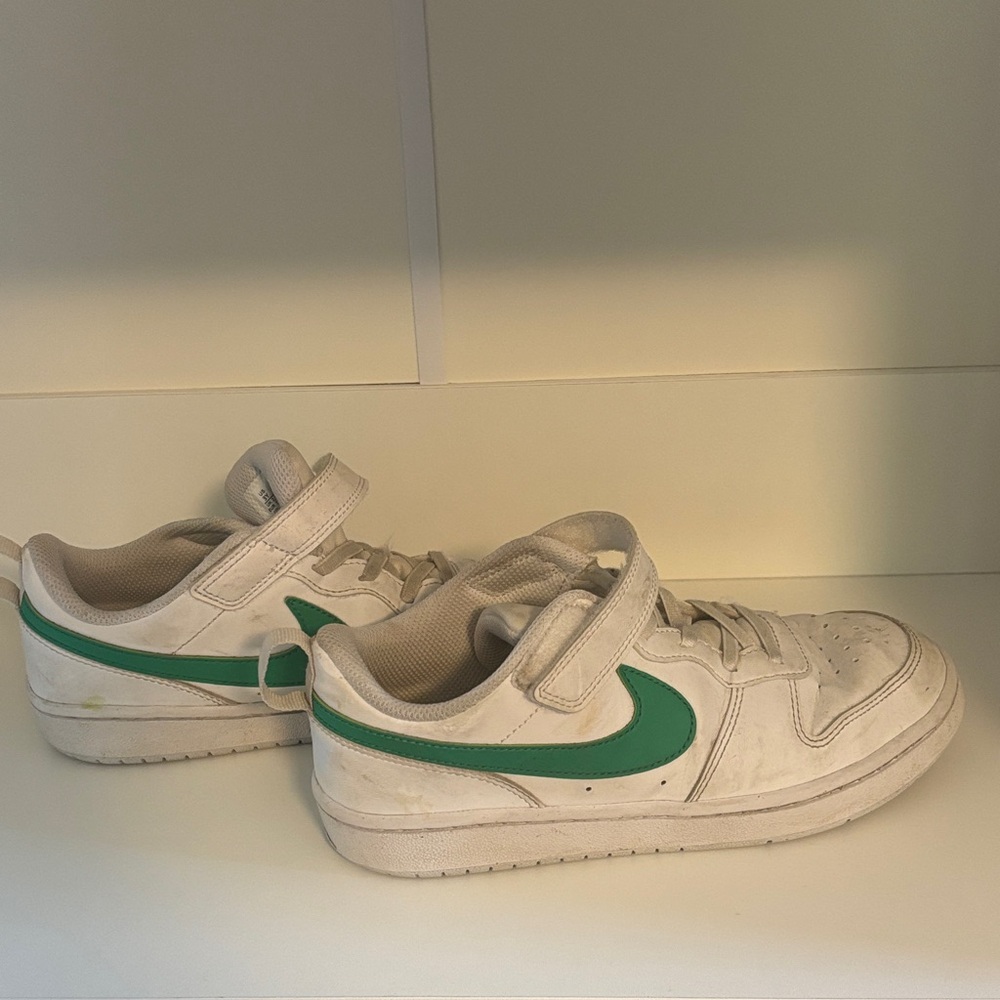 Nike Kids Sneakers in White and Green